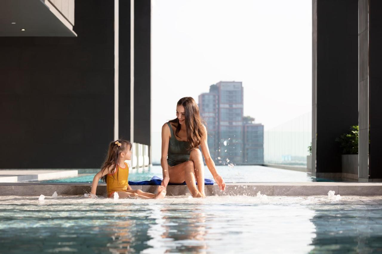 Отель Ascott Thonglor Бангкок Экстерьер фото The swimming pool at the 1018