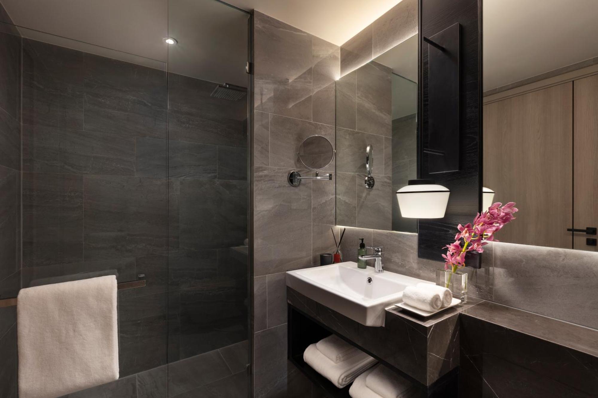 Отель Ascott Thonglor Бангкок Экстерьер фото Bathroom
