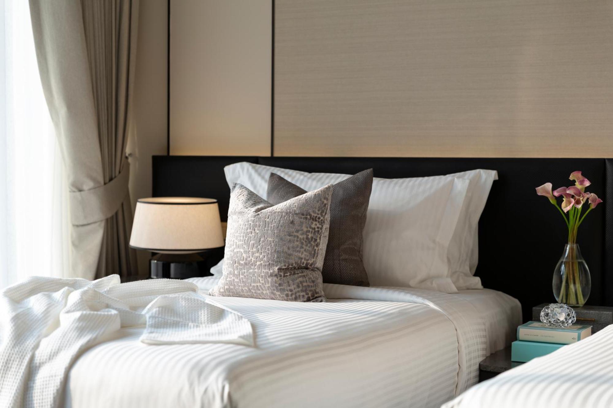 Отель Ascott Thonglor Бангкок Экстерьер фото A bed with a throw pillow