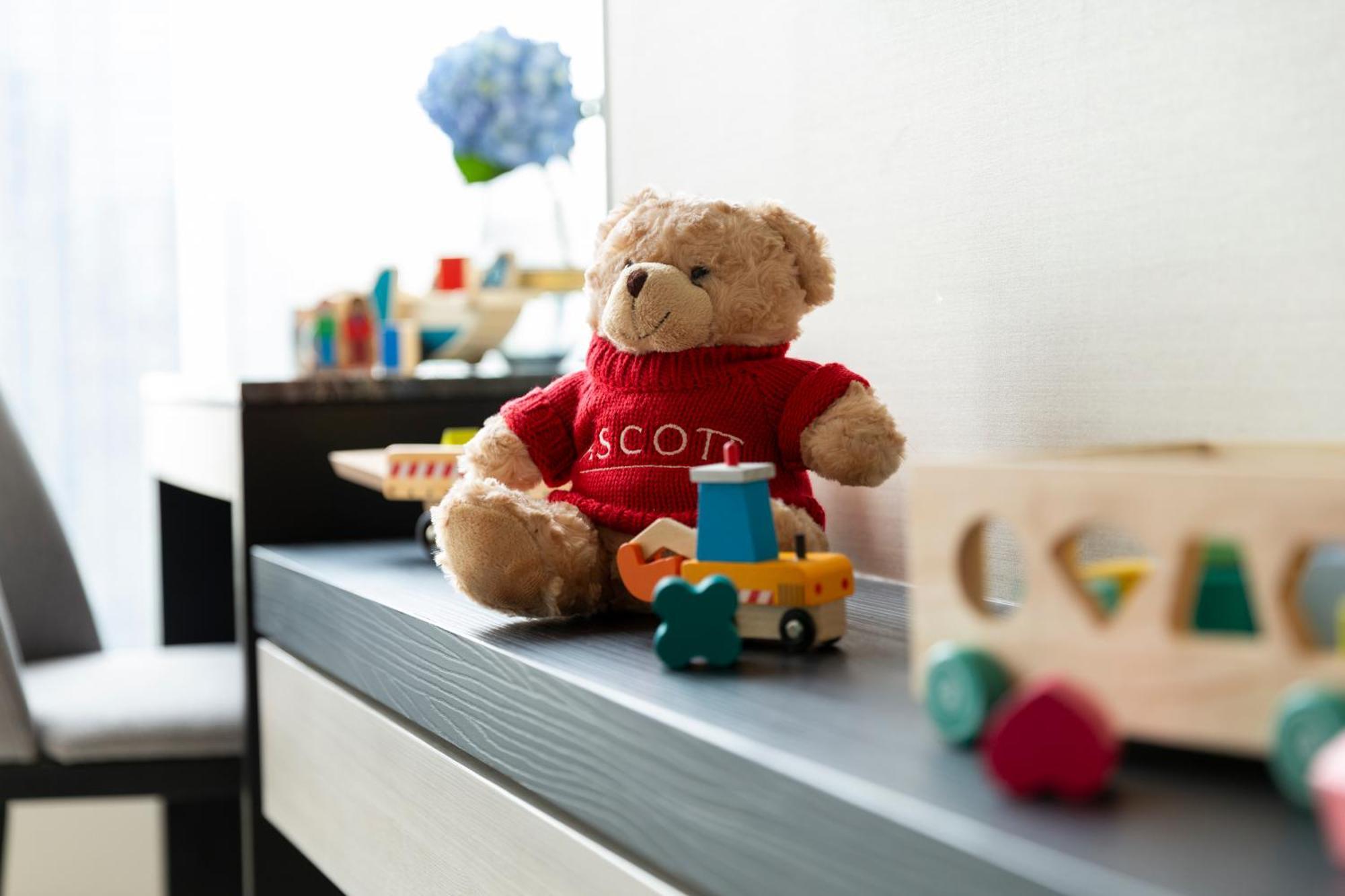 Отель Ascott Thonglor Бангкок Экстерьер фото A teddy bear with a red shirt