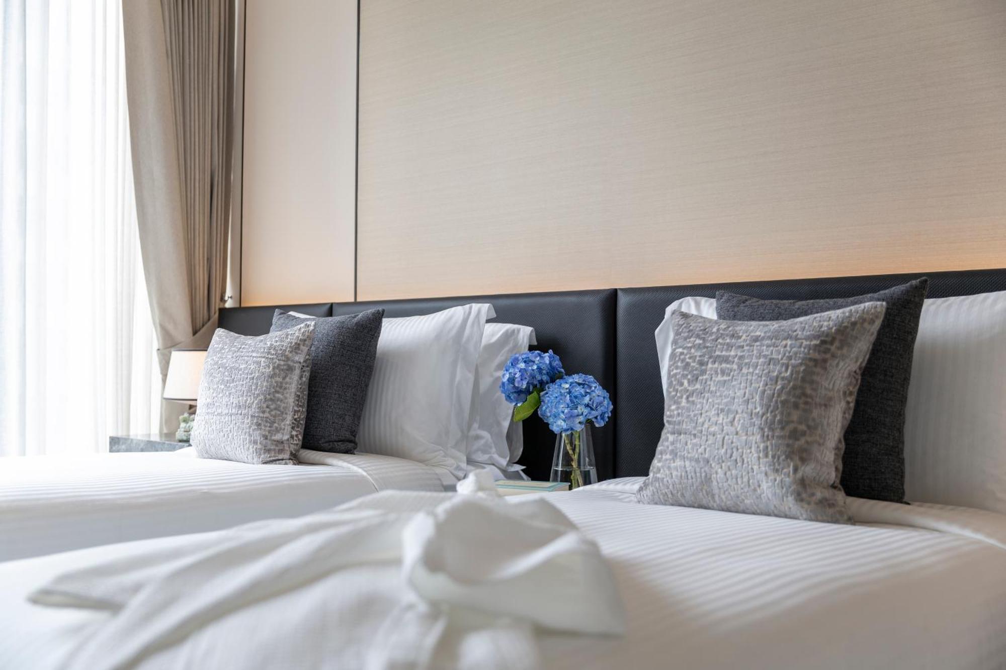 Отель Ascott Thonglor Бангкок Экстерьер фото A bed with pillows