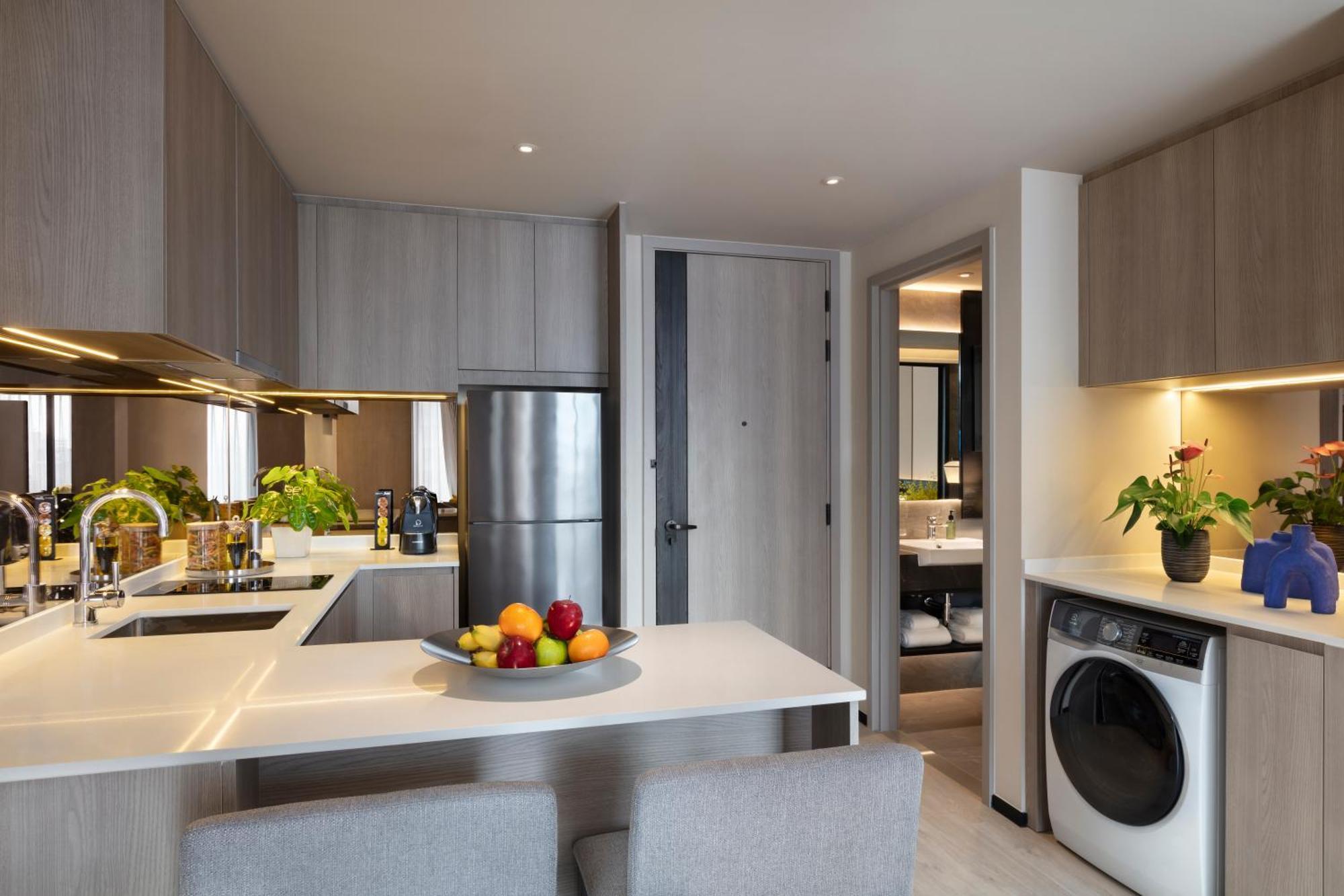 Отель Ascott Thonglor Бангкок Экстерьер фото A kitchen in a serviced apartment in Hong Kong