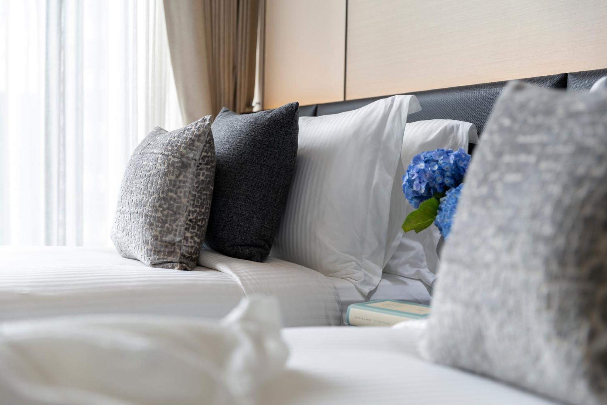 Отель Ascott Thonglor Бангкок Экстерьер фото A bed with pillows